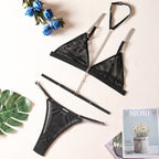 Ensemble de lingerie sexy trois pièces : soutien-gorge à chaîne métallique, string et tanga.