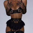 Dreiteiliges Set aus BH, Strumpfband und String mit Saumstickerei.